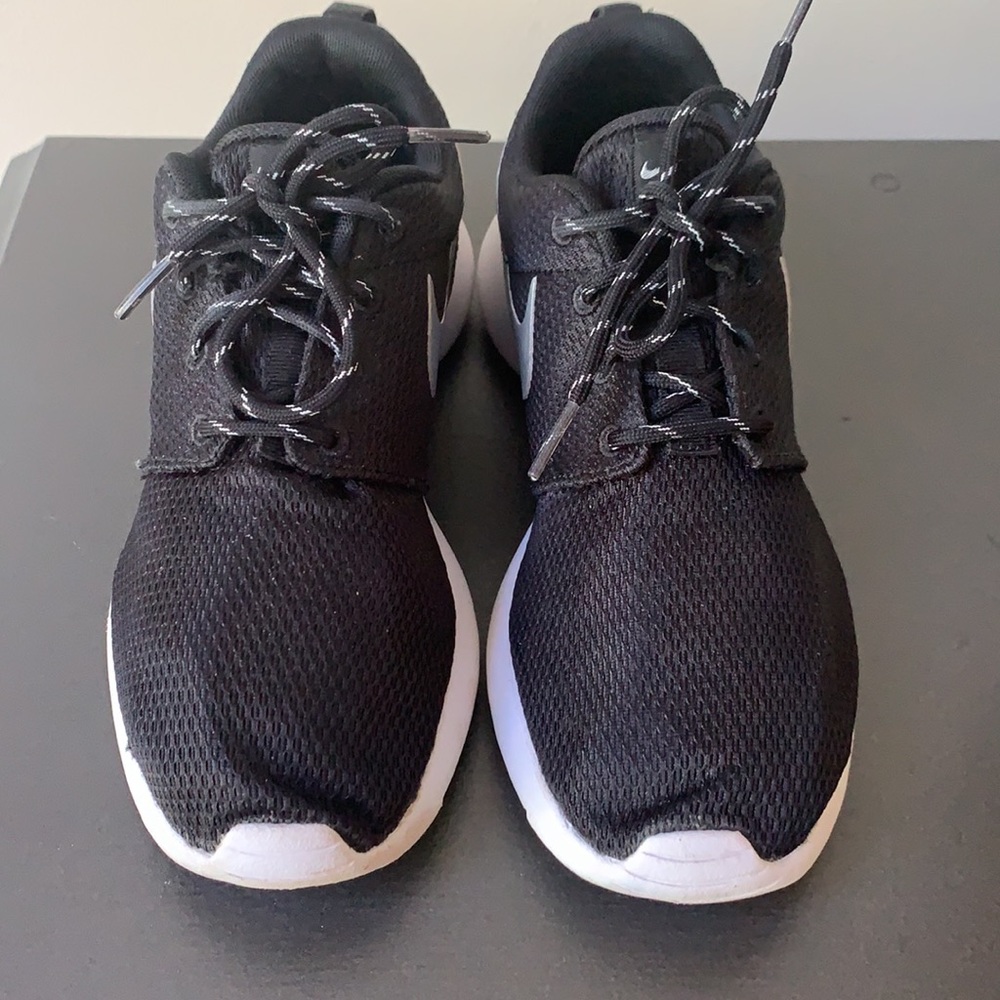 Nike - Picture 2 of 4